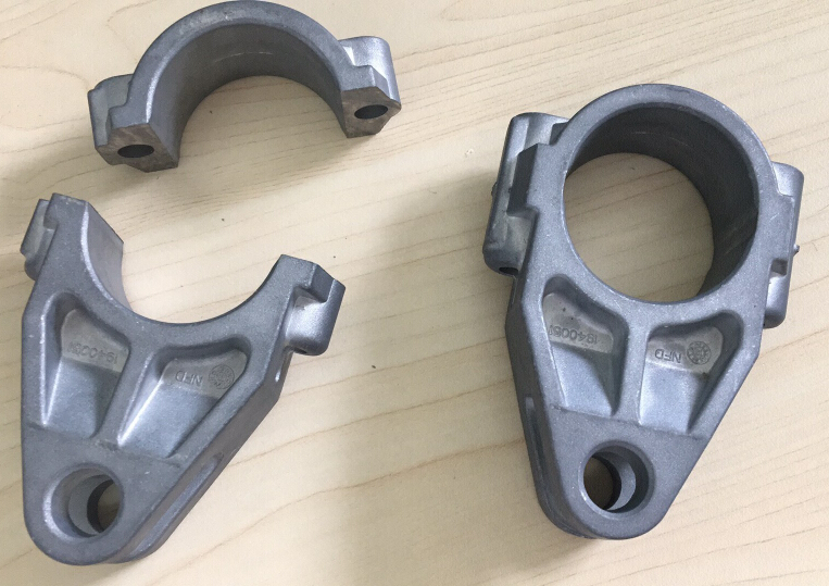 鋁鑄造冒口切割設(shè)備用于汽車零部件，一模兩穴壓鑄件切割方案