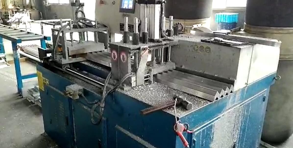 【浙江】太陽(yáng)能光伏邊框行業(yè)客戶(hù)用鄧氏DS-E400全自動(dòng)光伏角碼鋸