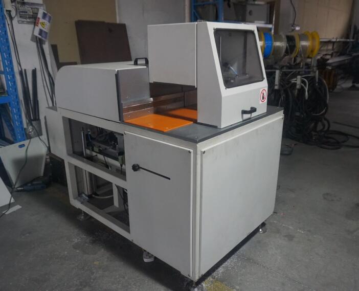【青島】建筑鋁模板行業(yè)熱購的DS-C500半自動(dòng)定尺鋸，出自鄧氏精密機(jī)械