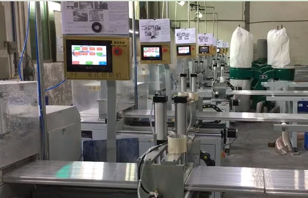切鋁機(jī)客戶使用現(xiàn)場(chǎng)，8臺(tái)切鋁設(shè)備并切，3人操作