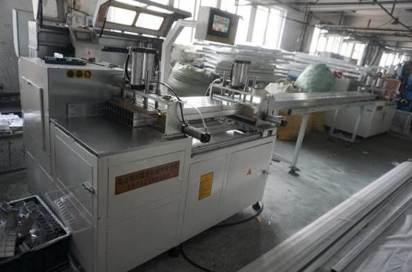半年內在鄧氏訂購3臺全自動切鋁機，初次竟為采購鋸片而來